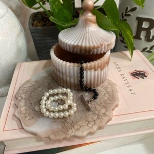 Trinket box, Jewelry box w/tray.